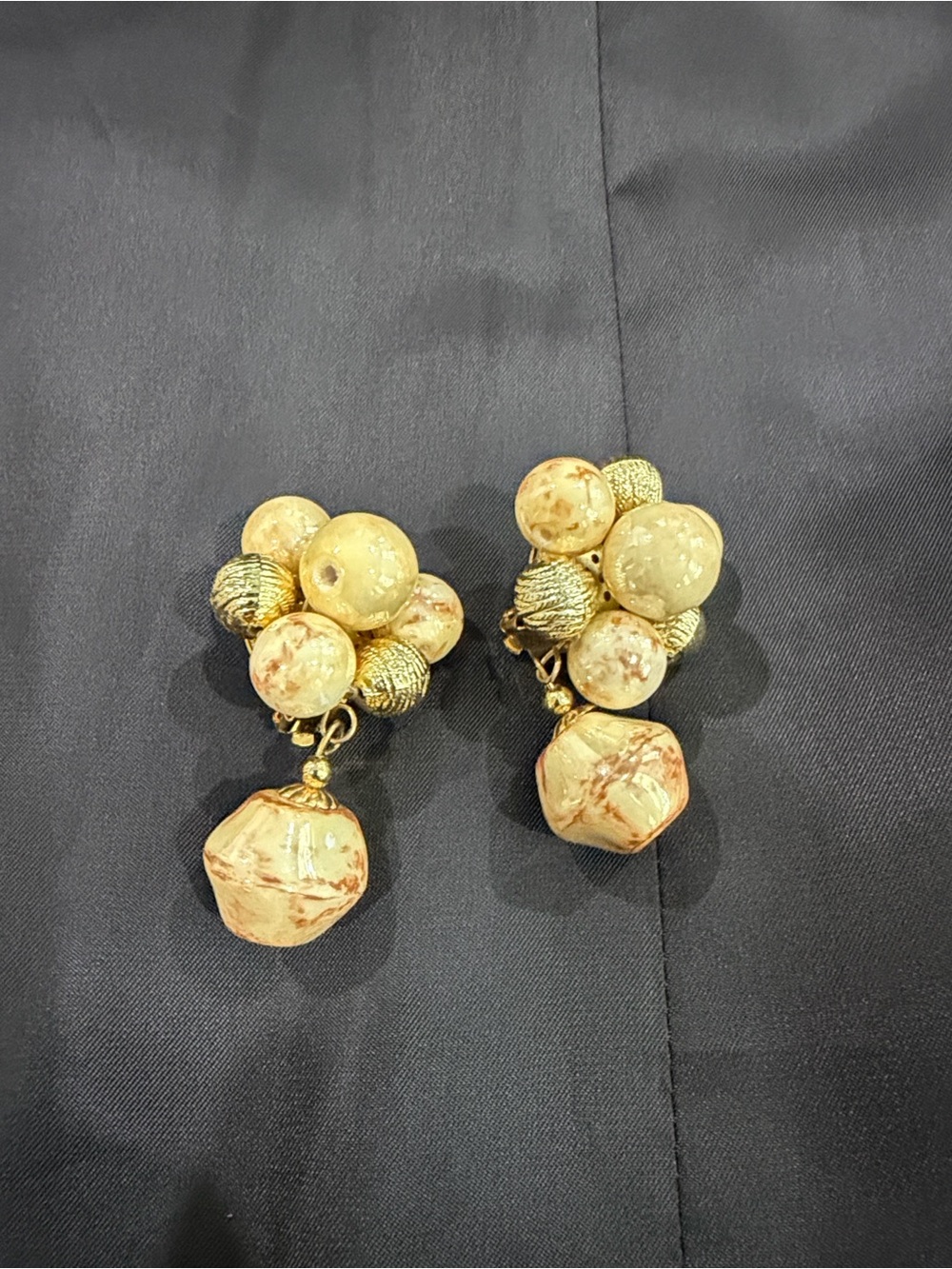 Vintage Gold Tone Cluster Bead Dangle Clip On Earrings Marbled Beige 1960s